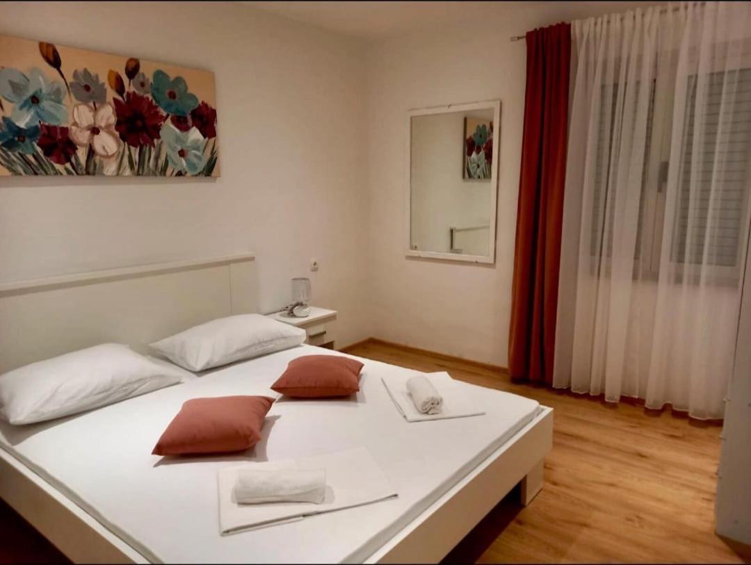Apartament Ruzo Moja *